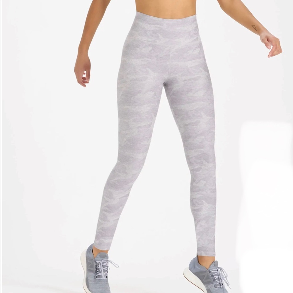 Vuori Womens Clean Elevation pale heather camo sz small (02000)
